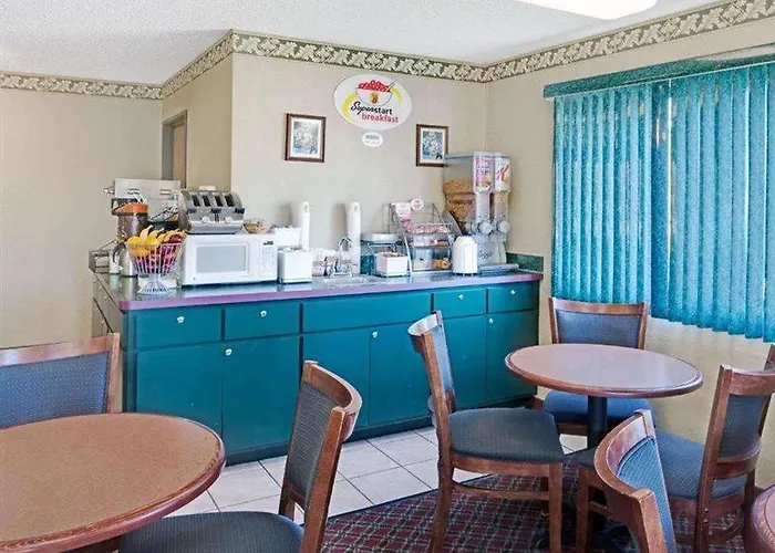 Hotel Super 8 By Wyndham I-57 Monee